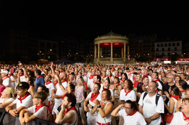 Fotos del concierto de Motxila 21 en la plaza del Castillo en San Fermín 2026