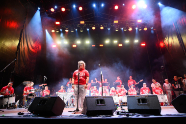 Fotos del concierto de Motxila 21 en la plaza del Castillo en San Fermín 2026