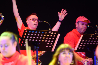 Fotos del concierto de Motxila 21 en la plaza del Castillo en San Fermín 2026