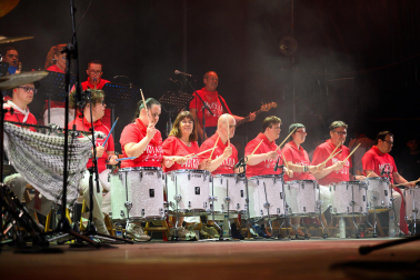 Fotos del concierto de Motxila 21 en la plaza del Castillo en San Fermín 2026