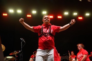 Fotos del concierto de Motxila 21 en la plaza del Castillo en San Fermín 2026