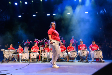 Fotos del concierto de Motxila 21 en la plaza del Castillo en San Fermín 2026