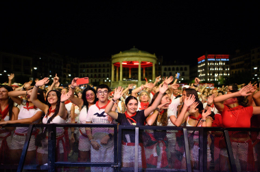 Fotos del concierto de Motxila 21 en la plaza del Castillo en San Fermín 2026
