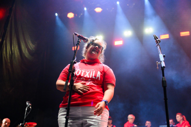 Fotos del concierto de Motxila 21 en la plaza del Castillo en San Fermín 2026