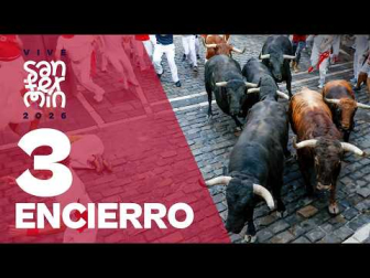 Con la salida de los toros de Victoriano del Río de los corrales arranca el tercer encierro de San Fermín en este 2026. El encierro ha durando 2 minutos, 27 segundos. Muchas caídas en un tercer encierro muy accidentado, que ha dejado imágenes trepidantes y muchos nervios ante una manada dividida, que ha provocado montones, empujones y muchos golpes durante todo el recorrido.
Toda la información: https://www.rtve.es/noticias/san-fermin/