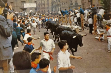 Pello Arana, la izquierda, con faja roja, en otro encierro.