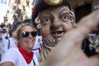 Foto de la salida de la Comparsa de Gigantes y Cabezudos este 9 de julio de San Fermín 2026