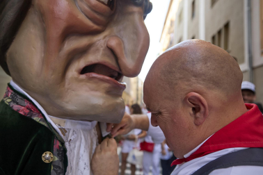 Foto de la salida de la Comparsa de Gigantes y Cabezudos este 9 de julio de San Fermín 2026