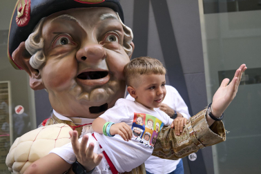 Foto de la salida de la Comparsa de Gigantes y Cabezudos este 9 de julio de San Fermín 2026
