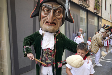 Foto de la salida de la Comparsa de Gigantes y Cabezudos este 9 de julio de San Fermín 2026