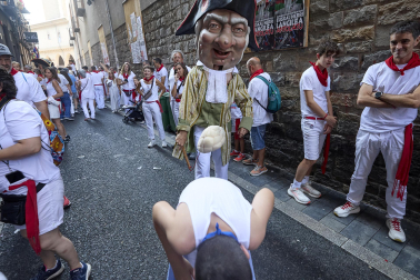 Foto de la salida de la Comparsa de Gigantes y Cabezudos este 9 de julio de San Fermín 2026