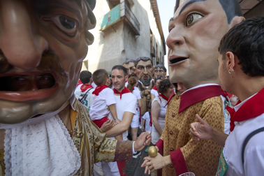 Foto de la salida de la Comparsa de Gigantes y Cabezudos este 9 de julio de San Fermín 2026