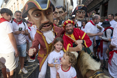 Foto de la salida de la Comparsa de Gigantes y Cabezudos este 9 de julio de San Fermín 2026