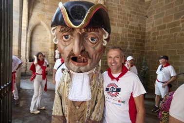 Foto de la salida de la Comparsa de Gigantes y Cabezudos este 9 de julio de San Fermín 2026