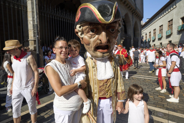 Foto de la salida de la Comparsa de Gigantes y Cabezudos este 9 de julio de San Fermín 2026