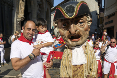 Foto de la salida de la Comparsa de Gigantes y Cabezudos este 9 de julio de San Fermín 2026