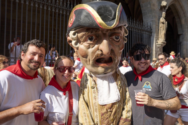 Foto de la salida de la Comparsa de Gigantes y Cabezudos este 9 de julio de San Fermín 2026