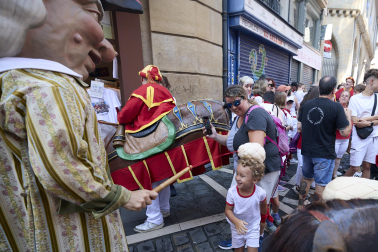Foto de la salida de la Comparsa de Gigantes y Cabezudos este 9 de julio de San Fermín 2026