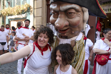 Foto de la salida de la Comparsa de Gigantes y Cabezudos este 9 de julio de San Fermín 2026