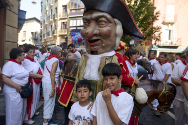 Foto de la salida de la Comparsa de Gigantes y Cabezudos este 9 de julio de San Fermín 2026