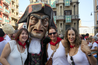 Foto de la salida de la Comparsa de Gigantes y Cabezudos este 9 de julio de San Fermín 2026