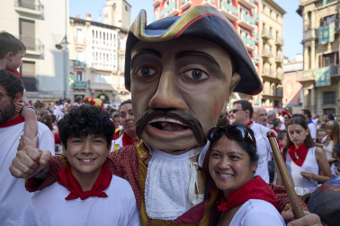 Foto de la salida de la Comparsa de Gigantes y Cabezudos este 9 de julio de San Fermín 2026