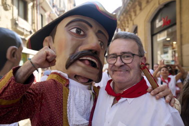 Foto de la salida de la Comparsa de Gigantes y Cabezudos este 9 de julio de San Fermín 2026