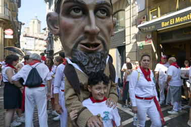 Foto de la salida de la Comparsa de Gigantes y Cabezudos este 9 de julio de San Fermín 2026