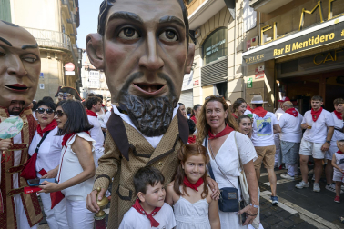 Foto de la salida de la Comparsa de Gigantes y Cabezudos este 9 de julio de San Fermín 2026