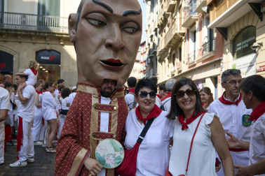 Foto de la salida de la Comparsa de Gigantes y Cabezudos este 9 de julio de San Fermín 2026