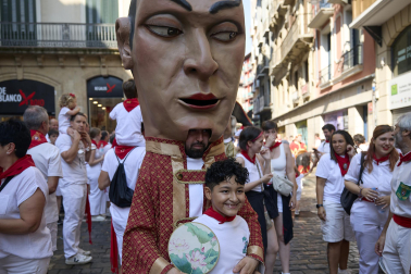 Foto de la salida de la Comparsa de Gigantes y Cabezudos este 9 de julio de San Fermín 2026