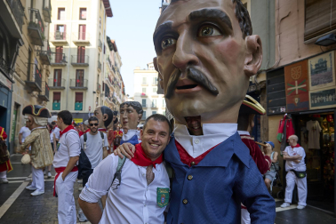 Foto de la salida de la Comparsa de Gigantes y Cabezudos este 9 de julio de San Fermín 2026