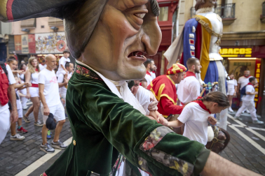 Foto de la salida de la Comparsa de Gigantes y Cabezudos este 9 de julio de San Fermín 2026