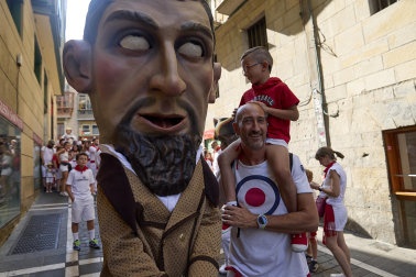 Foto de la salida de la Comparsa de Gigantes y Cabezudos este 9 de julio de San Fermín 2026