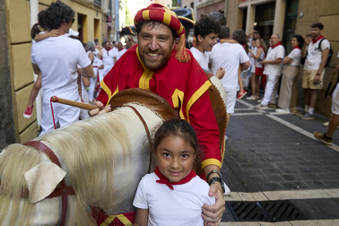 Foto de la salida de la Comparsa de Gigantes y Cabezudos este 9 de julio de San Fermín 2026