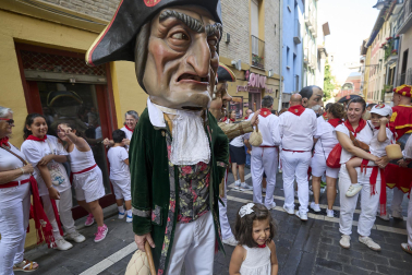 Foto de la salida de la Comparsa de Gigantes y Cabezudos este 9 de julio de San Fermín 2026
