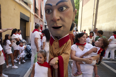 Foto de la salida de la Comparsa de Gigantes y Cabezudos este 9 de julio de San Fermín 2026