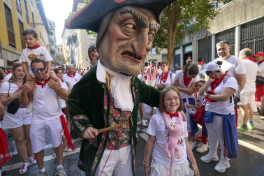 Foto de la salida de la Comparsa de Gigantes y Cabezudos este 9 de julio de San Fermín 2026