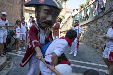 Foto de la salida de la Comparsa de Gigantes y Cabezudos este 9 de julio de San Fermín 2026