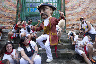 Foto de la salida de la Comparsa de Gigantes y Cabezudos este 9 de julio de San Fermín 2026