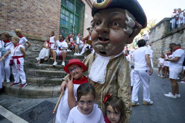 Foto de la salida de la Comparsa de Gigantes y Cabezudos este 9 de julio de San Fermín 2026