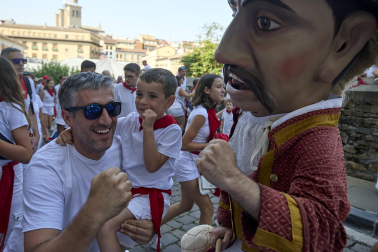 Foto de la salida de la Comparsa de Gigantes y Cabezudos este 9 de julio de San Fermín 2026