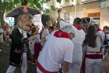 Foto de la salida de la Comparsa de Gigantes y Cabezudos este 9 de julio de San Fermín 2026