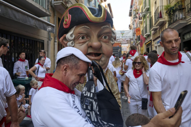 Foto de la salida de la Comparsa de Gigantes y Cabezudos este 9 de julio de San Fermín 2026