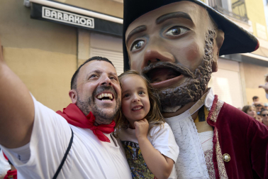 Foto de la salida de la Comparsa de Gigantes y Cabezudos este 9 de julio de San Fermín 2026