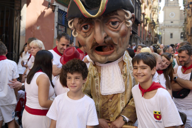 Foto de la salida de la Comparsa de Gigantes y Cabezudos este 9 de julio de San Fermín 2026