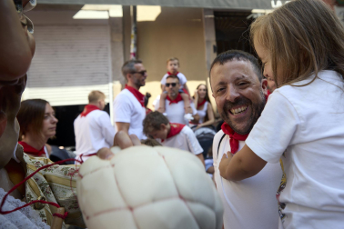 Foto de la salida de la Comparsa de Gigantes y Cabezudos este 9 de julio de San Fermín 2026