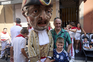 Foto de la salida de la Comparsa de Gigantes y Cabezudos este 9 de julio de San Fermín 2026