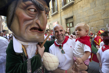 Foto de la salida de la Comparsa de Gigantes y Cabezudos este 9 de julio de San Fermín 2026