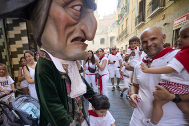 Foto de la salida de la Comparsa de Gigantes y Cabezudos este 9 de julio de San Fermín 2026
